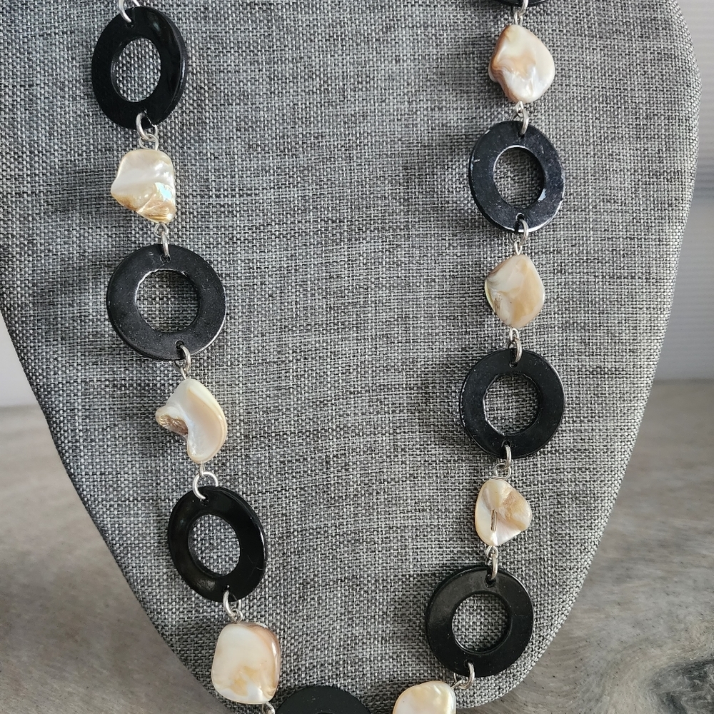 Source Unknown Shell and Black Necklace Set - Picture 2 of 11